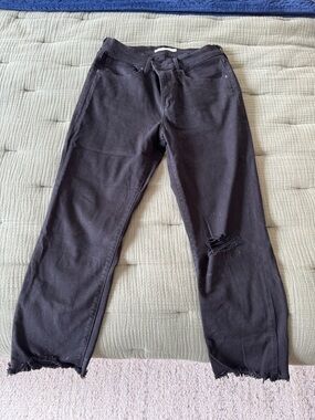 Levi's Black Cropped Ankle Jeans with Frayed Hem and Knee Rip